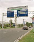 805925 Afbeelding van de wegwijzerborden boven de toegangsweg tot het Academisch Ziekenhuis Utrecht (A.Z.U., ...